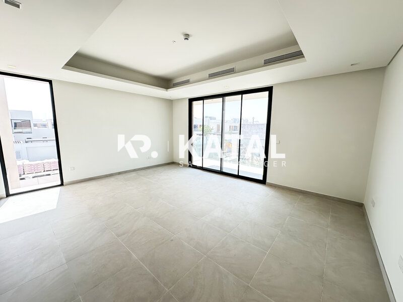 Huge Plot | Corner-Single Row | Prime Location